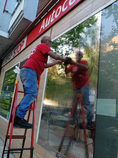 Instalación de lámina de protección en cristales de fachada de local