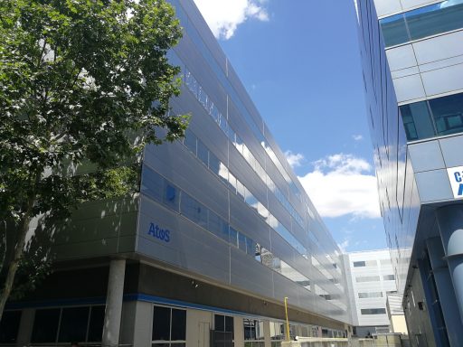 Sede de Atos en Madrid, equipada con láminas de control solar que ofrecen eficiencia energética y confort visual