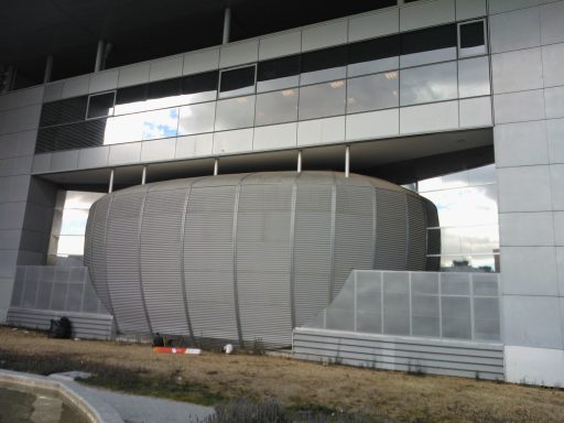 Edificio moderno con ventanas tipo espejo, revestidas con nuestras laminas de alto rendimiento.