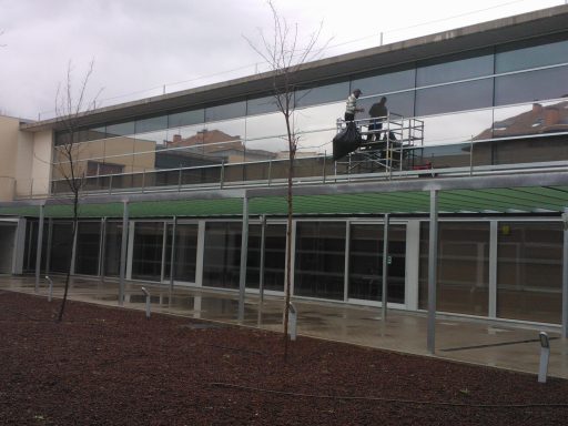 Instalación de láminas en las ventanas del Centro de Mayores de Boadilla del Monte. 