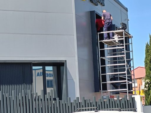 instalando lamina plata para ocultar las miradas al interior y ganar confort tras los cristales