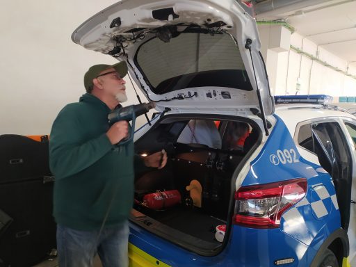 formacion en la instalacion de lamina de seguridad en coches policiales 