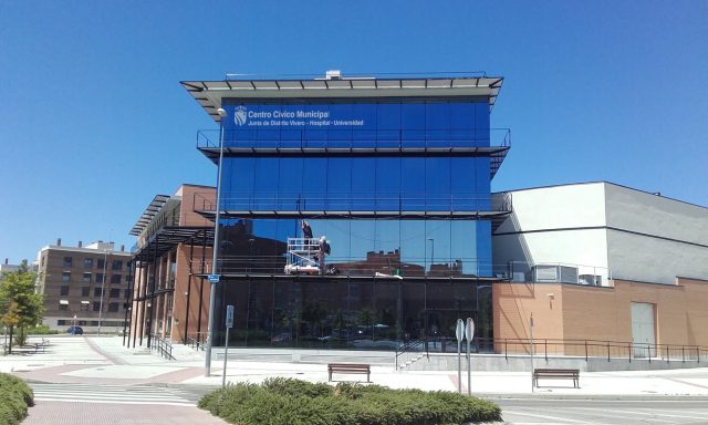 El Centro Cívico Vivero Hospital Universidad, con trabajadores de LTC instalando láminas de tratamiento en la fachada de vidrio