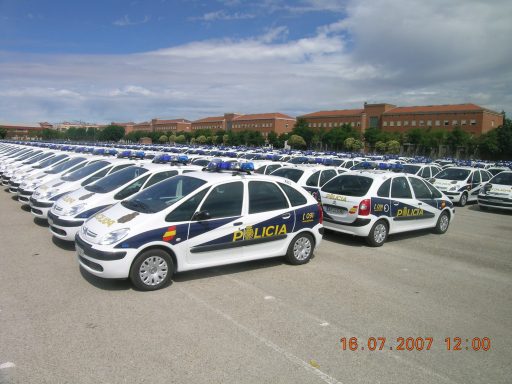 flota de coches radio patrullas policía nacional con laminas de seguridad instalada