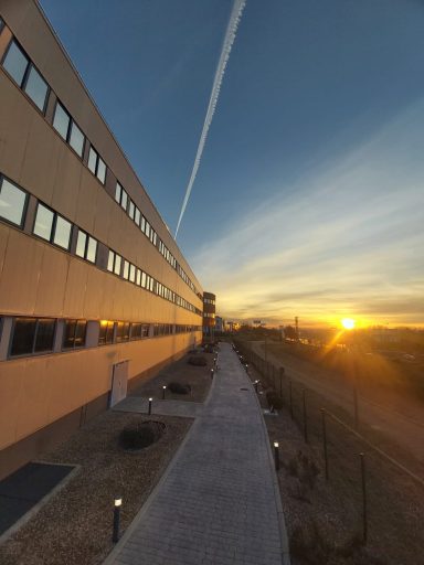 Vista de edificio con ventanas de cristales con tratamiento de protección